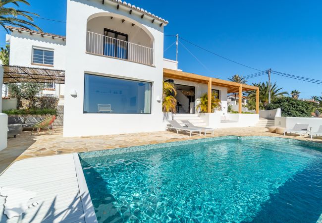 De vooraanzicht van Casa Calmar met de Ibiza stijl tuin en het kristalheldere zwembad!