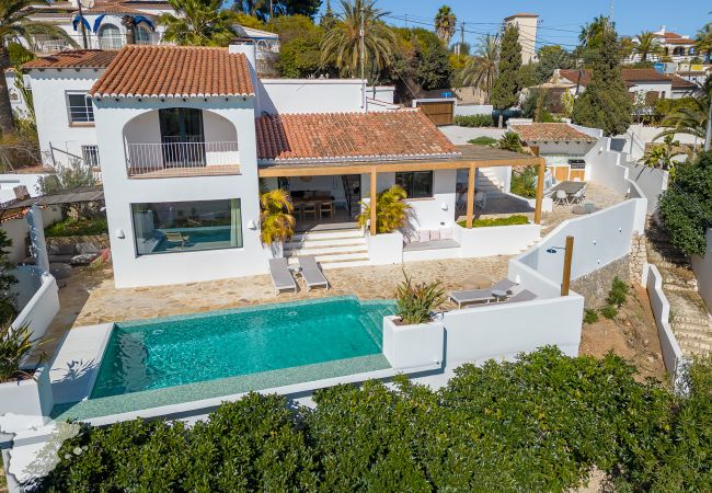 Het vooraanzicht van Casa Calmar met de Ibiza stijl tuin en het kristalheldere zwembad!