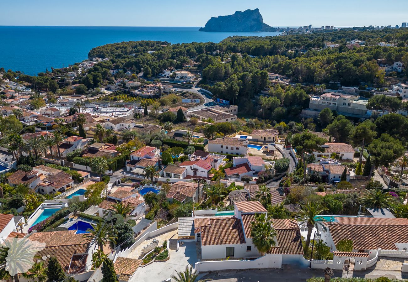 Deze dronefoto omvat Casa Calmar maar ook de urbanisatie, Mediterraanse zee en de Peñon de Ifach.